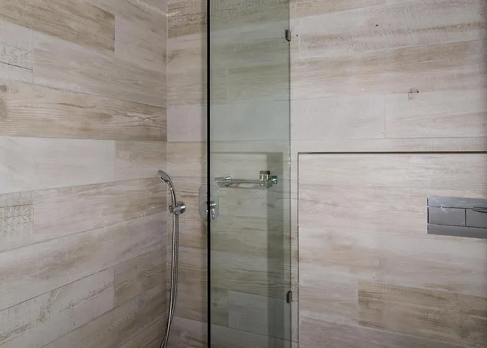 Spiros מלון דירות 4*