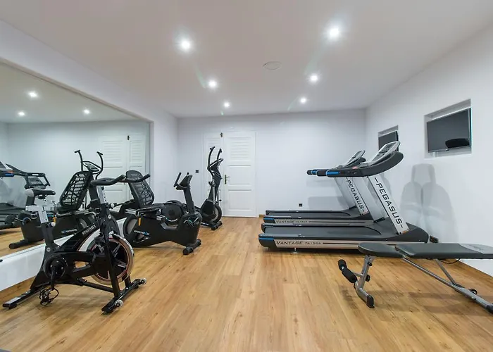 Spiros מלון דירות 4*