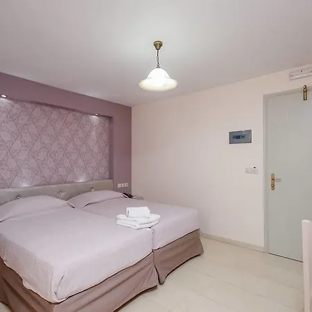 Ξενοδοχείο με διαμερίσματα Spiros 4*